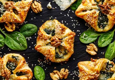Fagottini di pasta sfoglia con patate, cipolle e cavolo nero