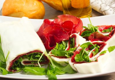 Rotolini con fette di bresaola e crema a base di avocado e ricotta