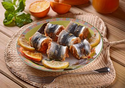 Rotolini di sarde e uvetta, spinaci, pinoli