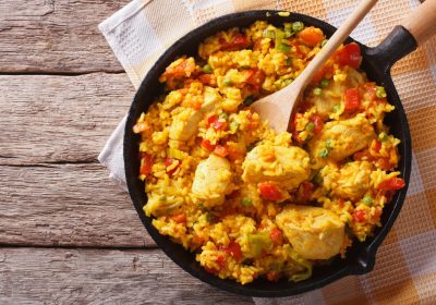 Paella valenciana con pollo e verdure