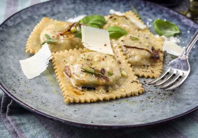 Ravioli ripieni con ricotta e funghi porcini