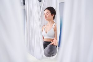 Antigravity Yoga o Yoga Aereo: come si fa, benefici