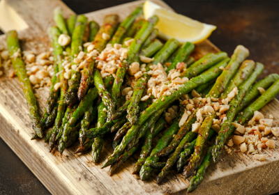 Asparagi con salsa di arachidi tostate