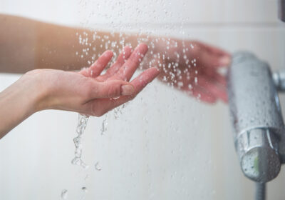 Doccia fredda: benefici per corpo e mente