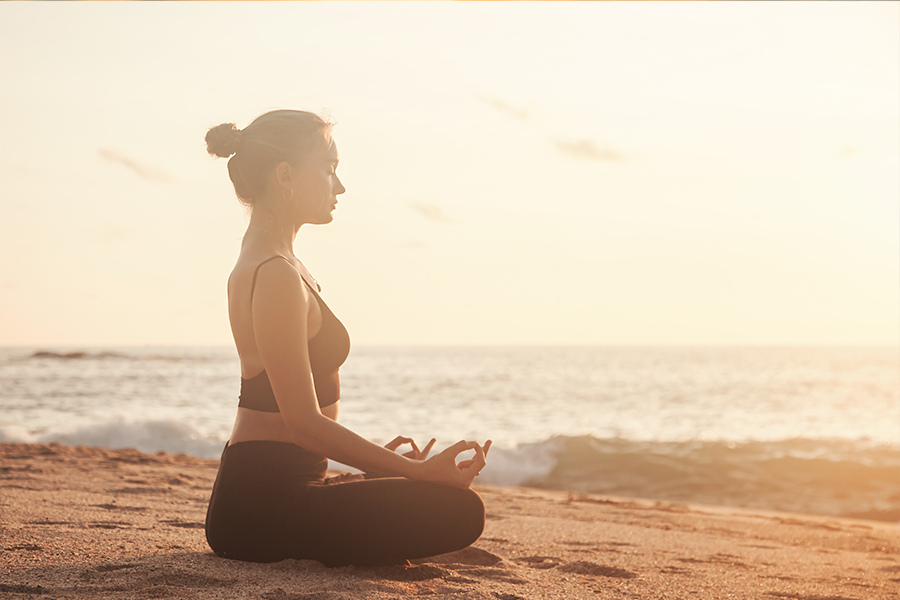 benefici yoga in spiaggia
