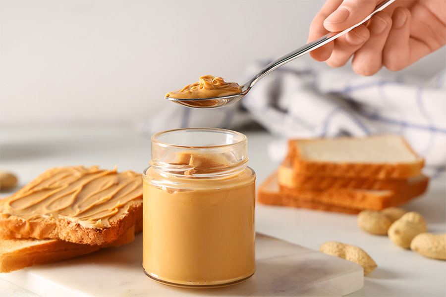 Il burro di arachidi o peanut butter è una crema spalmabile alle noccioline ricca di benefici che fa ingrassare solo se si esagera con le quantità