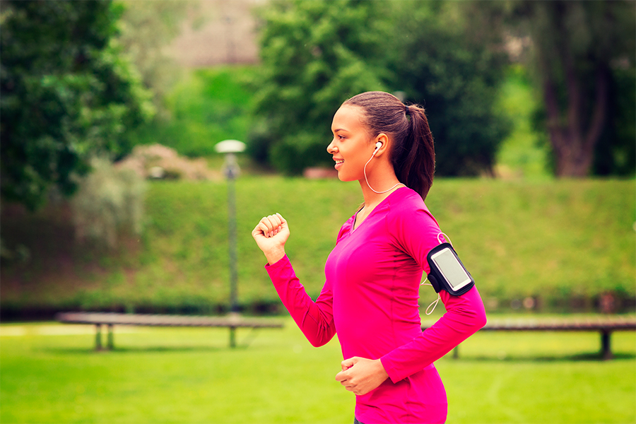 Ragazza che pratica power walking in un parco, la camminata sportiva per perdere peso