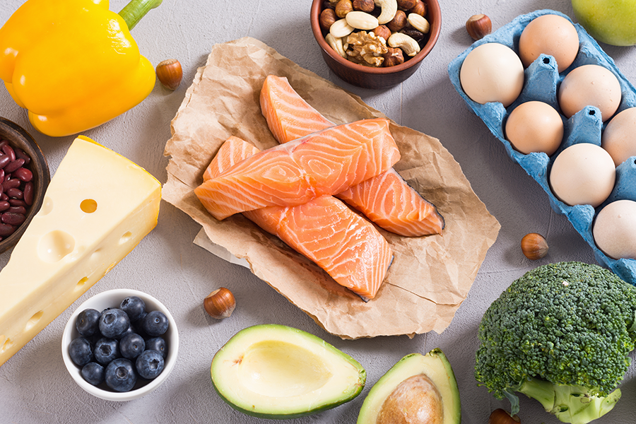 Cibi per entrare in chetosi: salmone, formaggio, avocado, frutta in guscio, uova, perfetti per dieta chetogenica
