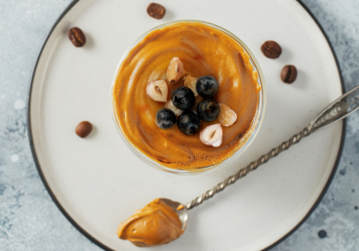 Coppa caffè con mirtilli e nocciole