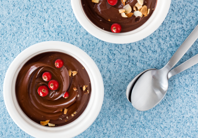 Coppa cioccolato con ribes e granella di mandorle