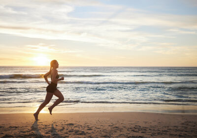 Correre in spiaggia: tutti i benefici del beach running per corpo e mente