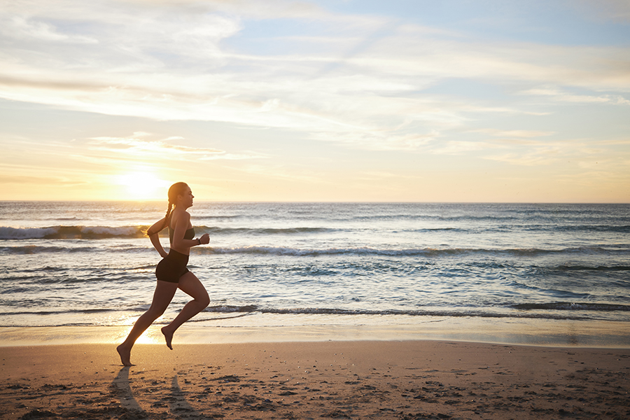 Correre in spiaggia fa bene a corpo e mente