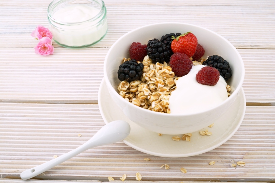 Yogurt greco con muesli, nocciole e frutta