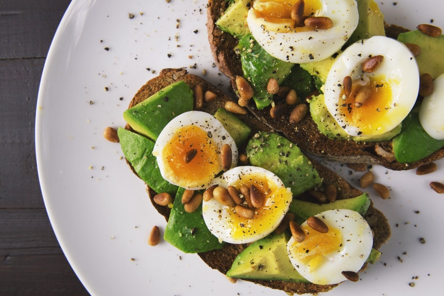 Avocado toast con uova e caffè amaro