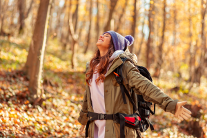 Foliage: ragazza che passeggia in un parco pieno di foglie durante l'autunno