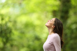 Forest Bathing: ragazza immersa nella natura