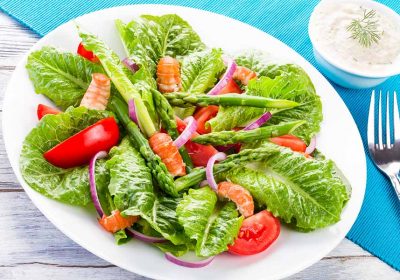 Insalata di gamberi con lattuga, pomodori e salsa tzatziki