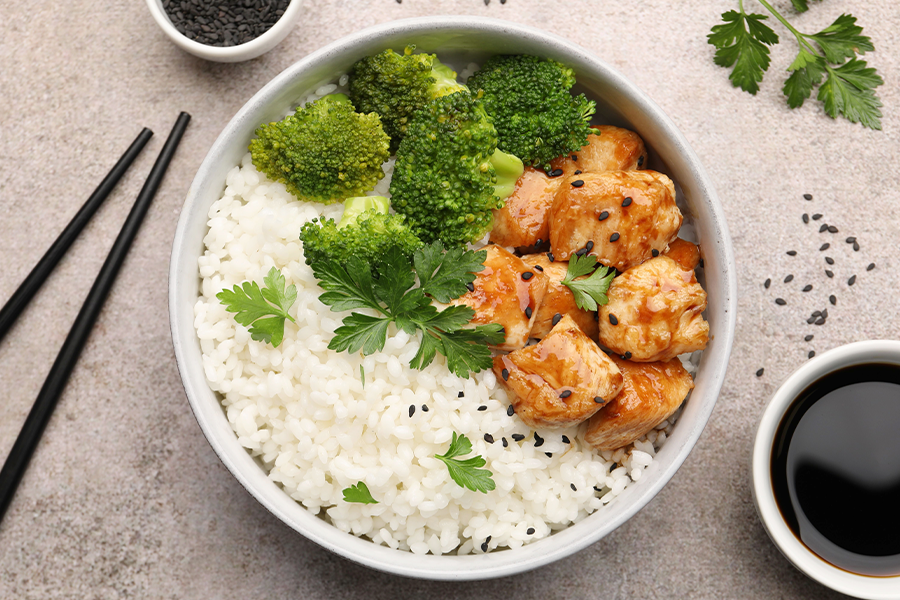 Piatto post workout con pollo, riso e broccoli per favorire il recupero dopo l’allenamento