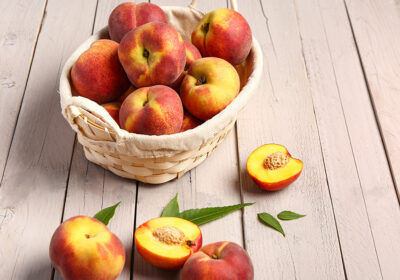 La pesca: proprietà e benefici del frutto estivo leggero e succoso