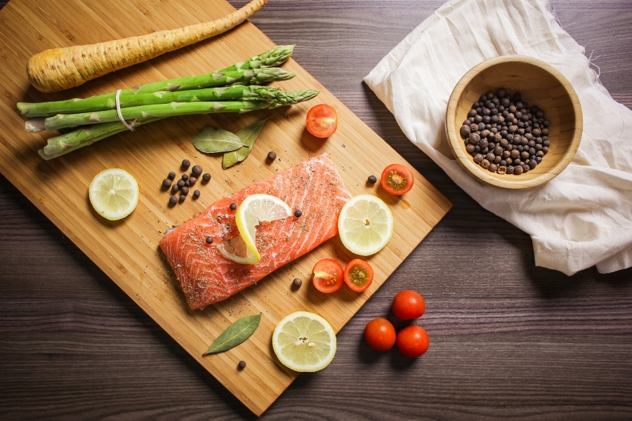 Olio d’oliva, salmone e verdure