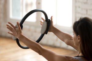 esercizio con il ring pilates