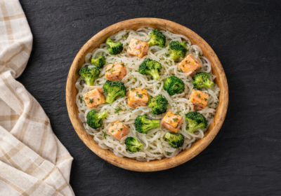 Shirataki con broccoli e salmone