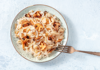 Shiritaki con funghi e mandorle