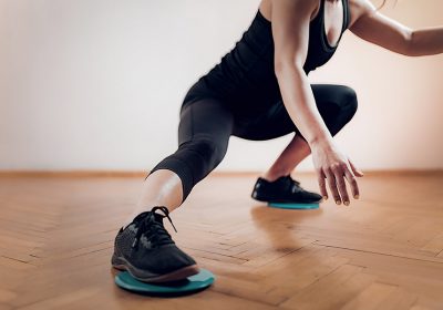 Sliding: l’allenamento laterale perfetto per tonificare il corpo