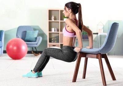 A casa come in palestra: tre esercizi con la sedia per un addome più tonico