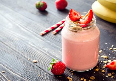 Smoothie Fragola e Banana con granella di nocciole: una delizia primaverile