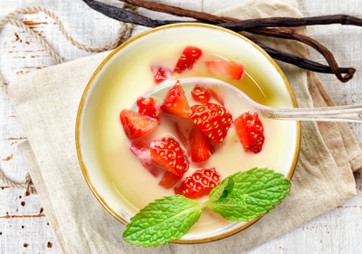 Smoothie vaniglia con yogurt e fragole