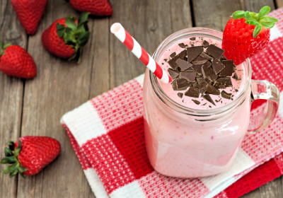 Smoothie Fragola e Banana con Yogurt Magro Greco e Scaglie di Cioccolato Fondente