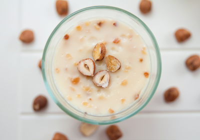 Smoothie Mela e Avena con nocciole e yogurt greco