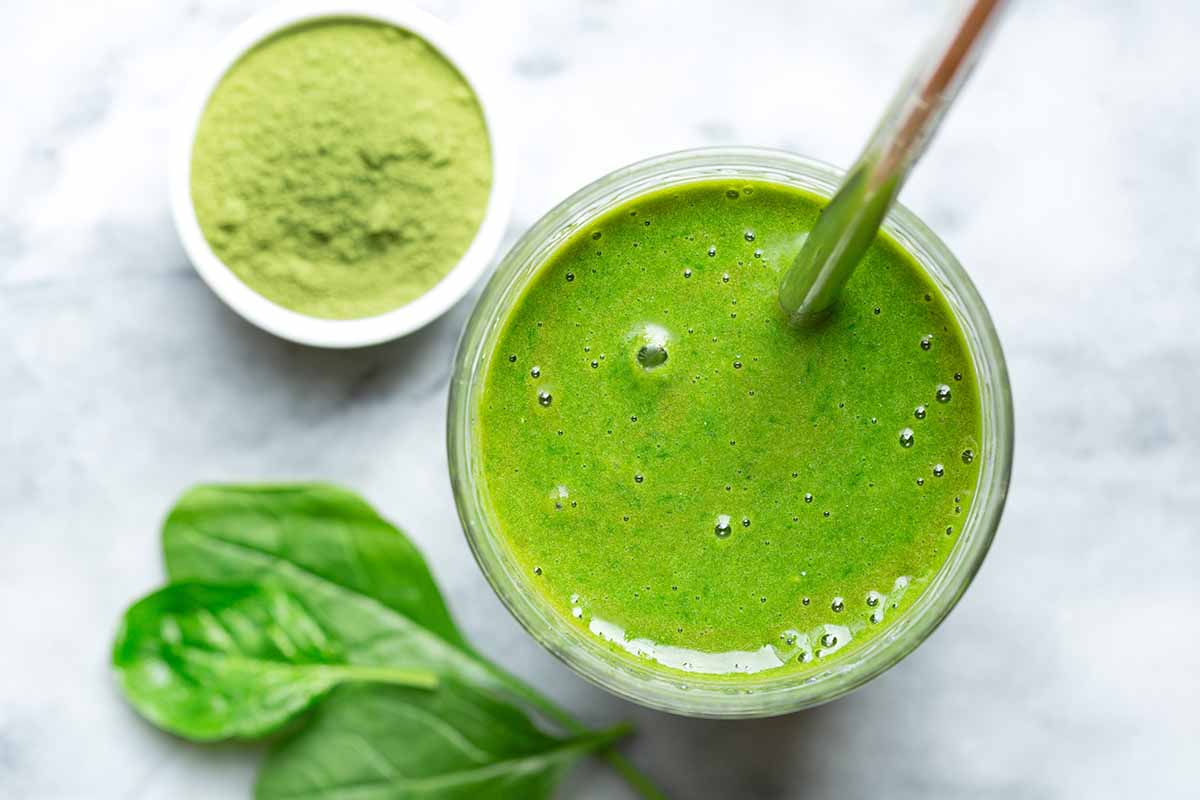 Smoothie con moringa e spinaci fatto in casa