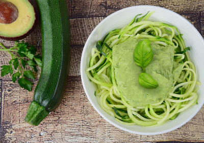Spaghetti di zucchine con pesto di avocado e noci