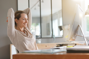 Prendersi una pausa dal lavoro facendo esercizi di stretching